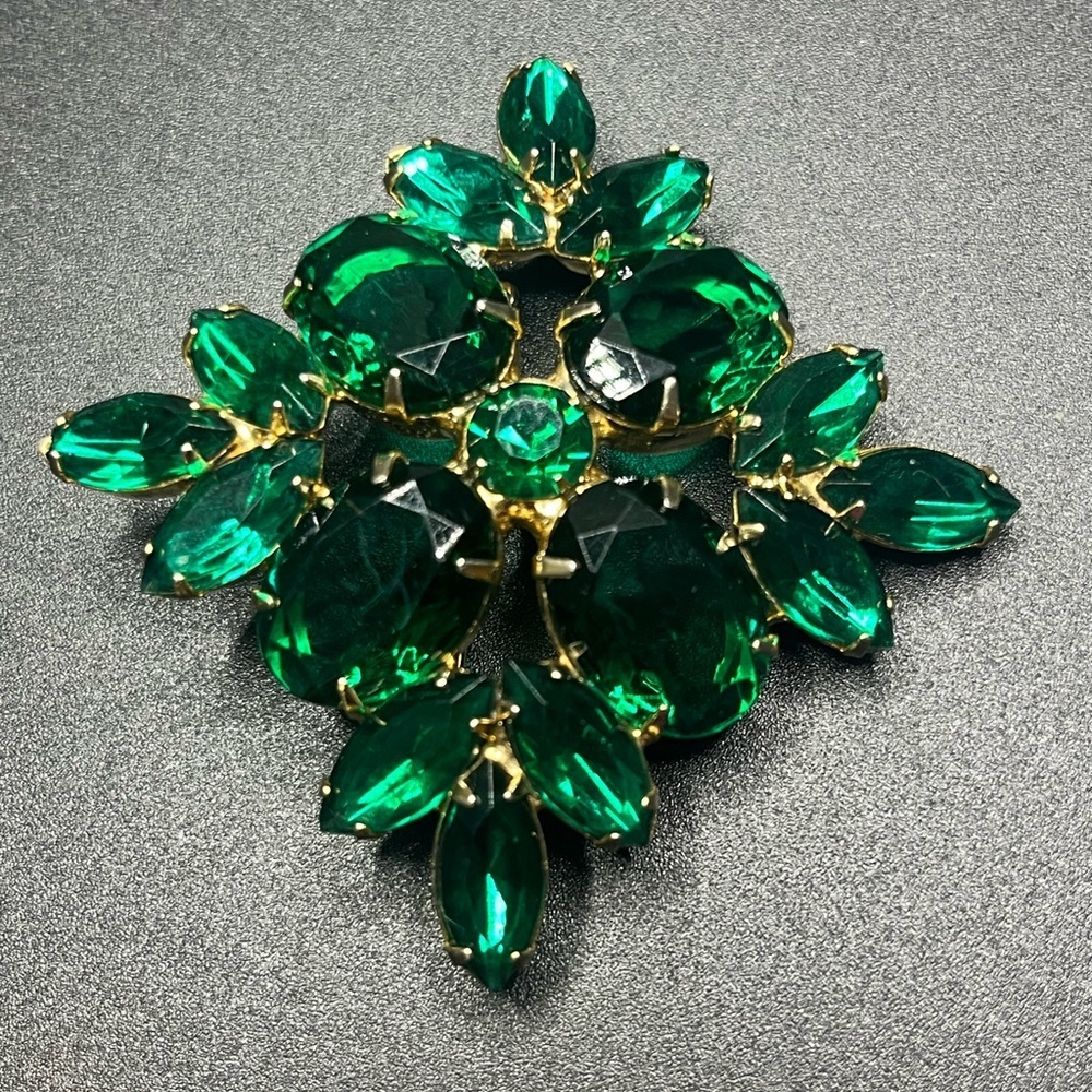 vintage emerald green rhinestone brooch large gold tone statement pin. 1960s - Picture 2 of 8